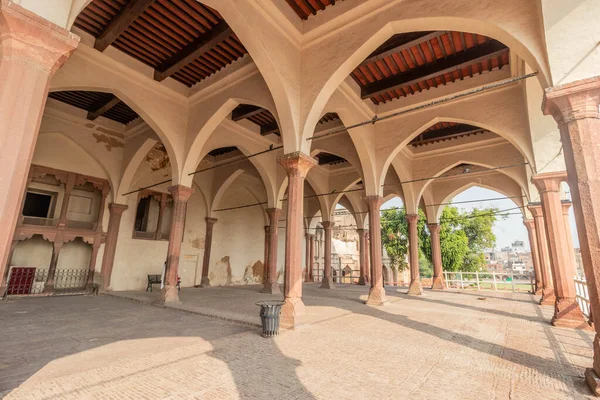 Pakistan Lahor Kalesi 'ndeki Diwan-e-Aam salonu.