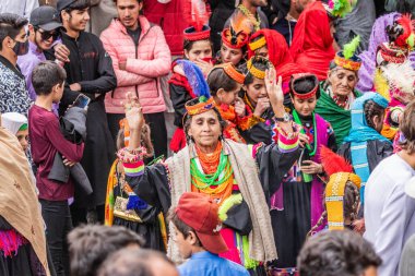 BIRIR, PAKISTAN - 15 Ekim 2023: Kalaşlar geleneksel kostümler giyip Birir Vadisi, Hayber Pakhtunkhwa, Pakistan 'da düzenlenen Phool sonbahar festivalinde dans ediyorlar