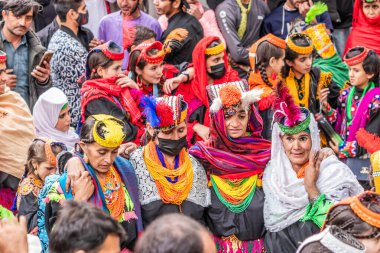 BIRIR, PAKISTAN - 15 Ekim 2023: Birir Vadisi, Hayber Pakhtunkhwa, Pakistan 'daki Phool sonbahar festivalinde geleneksel kostümler giyen ve dans eden Kalaşlı kadınlar