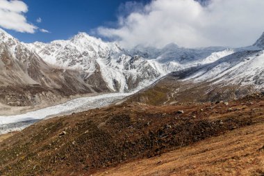 Pakistan 'ın Gilgit-Baltistan bölgesinde Nanga Parbat dağının altındaki Rakhiot Ana Kampının yeri
