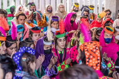 BIRIR, PAKISTAN - 15 Ekim 2023: Birir Vadisi, Hayber Pakhtunkhwa, Pakistan 'da düzenlenen Phool Sonbahar Festivali sırasında geleneksel kostümler giyen Kalaşlı kadınlar