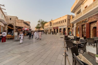 DOHA, Katar - 19 SEPTEMBER 2023: Doha, Katar 'daki Souq Waqif pazarında sokak