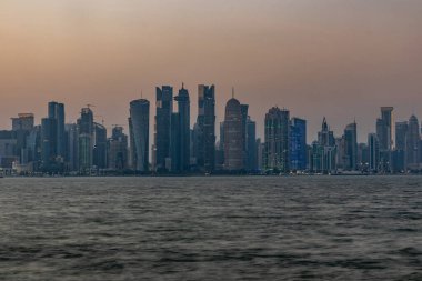 Doha ufuk çizgisinin akşam manzarası, Katar