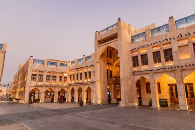 Katar 'ın Doha kentindeki Souq Waqif pazarının akşam manzarası