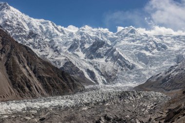 Pakistan 'ın Gilgit-Baltistan bölgesinde Nanga Parbat dağının altındaki Rakhiot buzulu