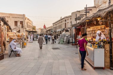 DOHA, Katar - 19 SEPTEMBER 2023: Doha, Katar 'daki Souq Waqif pazarında sokak