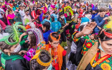 BIRIR, PAKISTAN - 15 Ekim 2023: Kalaşlar geleneksel kostümler giyip Birir Vadisi, Hayber Pakhtunkhwa, Pakistan 'da düzenlenen Phool sonbahar festivalinde dans ediyorlar
