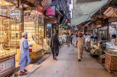 PESHAWAR, PAKISTAN - 17 Ekim 2023: Andar Sheher Mücevher Pazarı Pakistan 'ın eski Peşaver kentinde