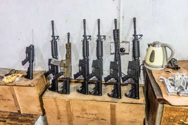 PESHAWAR, PAKISTAN - 18 Ekim 2023: Peşaver, Pakistan 'daki bir silah fabrikasında çeşitli tüfekler