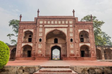Pakistan 'ın Lahor kentindeki Jahangir Mezarlığı' nda Akbari Sarai binası.