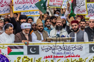 LAHORE, PAKISTAN - 20 Ekim 2023: Lahor 'daki Badshahi Camii önünde Filistin yanlısı bir protestonun patrik üyeleri.