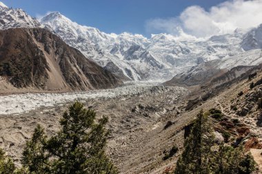 Pakistan 'ın Gilgit-Baltistan bölgesinde Nanga Parbat dağının altındaki Rakhiot buzulu