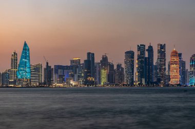 Doha ufuk çizgisinin akşam manzarası, Katar