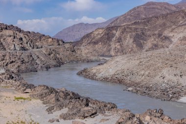 Pakistan, Chilas yakınlarındaki Indus Nehri vadisini geçen kablo araba.
