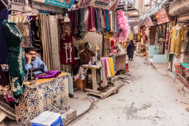 PESHAWAR, PAKISTAN - 17 Ekim 2023: Pakistan 'ın Peşaver kentindeki terziler