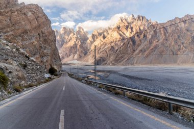 Pakistan 'ın Gilgit-Baltistan bölgesinde Passu (Katedral) konilerinin altında Karakoram karayolu