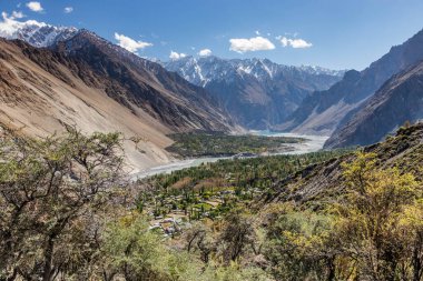 Pakistan 'ın Gilgit-Baltistan bölgesindeki Hunza Vadisi' ndeki Gulmit ve Shishkat köyleri