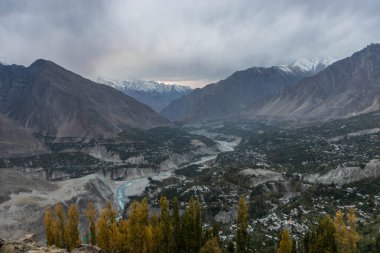 Pakistan 'ın Gilgit-Baltistan bölgesindeki Hunza Vadisi' ndeki Karimabad 'ın hava manzarası