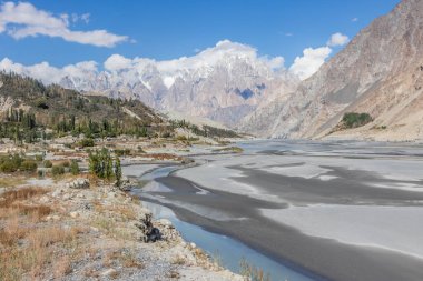 Pakistan 'ın Gilgit-Baltistan bölgesinde, Passu (Katedral) konilerinin altında Hunza Vadisi