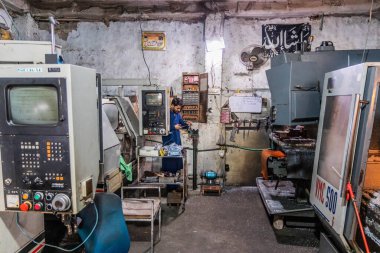 PESHAWAR, PAKISTAN - 18 Ekim 2023: Peşaver, Pakistan 'daki bir silah fabrikasında CNC makineleri