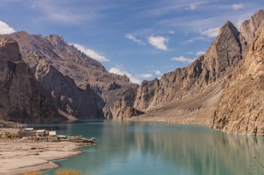 Hunza Vadisi 'ndeki Attabad Gölü, Pakistan' ın Gilgit-Baltistan bölgesi.