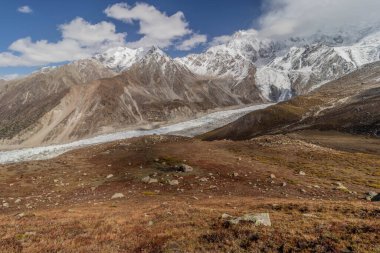Pakistan 'ın Gilgit-Baltistan bölgesinde Nanga Parbat dağının altındaki Rakhiot Ana Kampının yeri