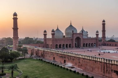 Akşamları Lahor 'daki Badshahi Camii, Pakistan