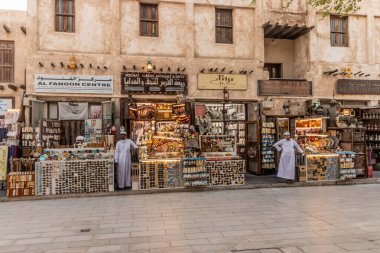 DOHA, Katar - 19 SEPTEMBER 2023: Katar 'ın Doha kentindeki Souq Waqif pazarında hediyelik eşya tezgahları