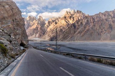 Pakistan 'ın Gilgit-Baltistan bölgesinde Passu (Katedral) konilerinin altında Karakoram karayolu