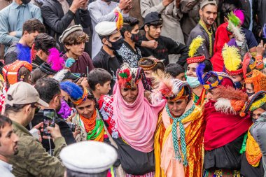 BIRIR, PAKISTAN - 15 Ekim 2023: Kalaşlar geleneksel kostümler giyip Birir Vadisi, Hayber Pakhtunkhwa, Pakistan 'da düzenlenen Phool sonbahar festivalinde dans ediyorlar