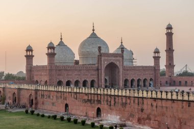 Akşamları Lahor 'daki Badshahi Camii, Pakistan