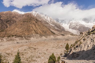 Pakistan 'ın Gilgit-Baltistan bölgesinde, Rupal Vadisi' ndeki buzulları kirletiyor