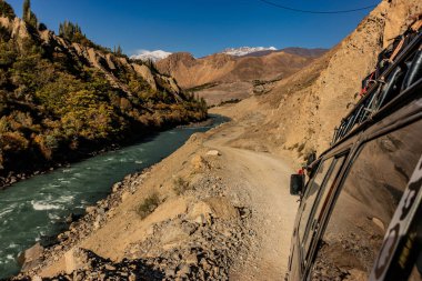 Pakistan 'ın Yukarı Chitral Vadisi' ndeki çakıl yolu.