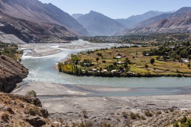 Pakistan 'ın Kalash Vadisi yakınlarındaki Chitral Nehri.