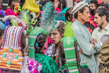 BIRIR, PAKISTAN - 15 Ekim 2023: Birir Vadisi, Hayber Pakhtunkhwa, Pakistan 'da düzenlenen Phool sonbahar festivalinde geleneksel kostümler giyen Kalaşlar