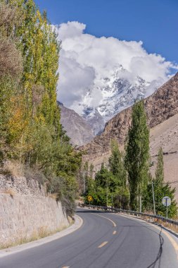 Pakistan 'ın Hunza Vadisi, Gilgit-Baltistan bölgesindeki Karakoram otoyolu.