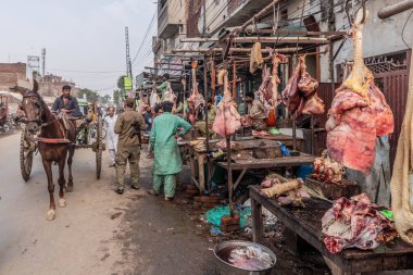 LAHORE, PAKISTAN - 22, 2023: Lahore, Pakistan 'daki Shahdara Bagh Mahallesi' nde kasap tezgahları