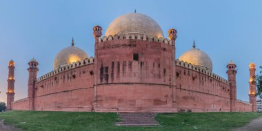 Pakistan 'ın Lahor kentindeki Badshahi Camii' nin akşam manzarası