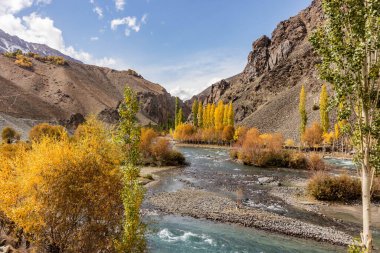 Pakistan 'ın Phander Vadisi' ndeki Gilgit nehrinin sonbahar manzarası