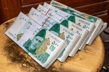 500 Pakistanlı rupi yığını.