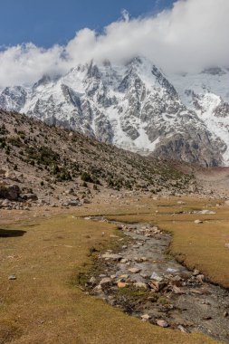 Pakistan 'ın Gilgit-Baltistan bölgesinde Nanga Parbat Dağı' nın altında Herrligkoffer Ana Kampı