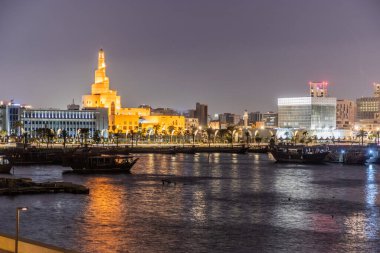 Doha, Katar şehir merkezinin gece silueti