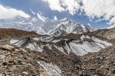 Pakistan 'ın Gilgit-Baltistan bölgesinde Nanga Parbat dağının altındaki Ganalo buzulu