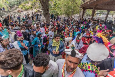 BIRIR, PAKISTAN - 15 Ekim 2023: Kalaşlar geleneksel kostümler giyip Birir Vadisi, Hayber Pakhtunkhwa, Pakistan 'da düzenlenen Phool sonbahar festivalinde dans ediyorlar