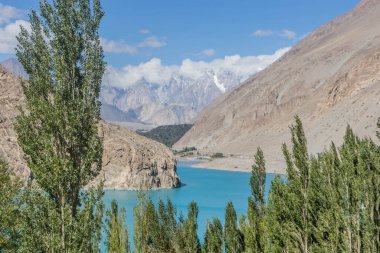 Hunza Vadisi 'ndeki Attabad Gölü, Pakistan' ın Gilgit-Baltistan bölgesi.