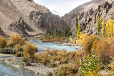 Pakistan 'ın Phander Vadisi' ndeki Gilgit nehrinin sonbahar manzarası