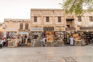 DOHA, Katar - 19 SEPTEMBER 2023: Katar 'ın Doha kentindeki Souq Waqif pazarında hediyelik eşya tezgahları
