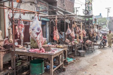 LAHORE, PAKISTAN - 22, 2023: Lahore, Pakistan 'daki Shahdara Bagh Mahallesi' nde kasap tezgahları
