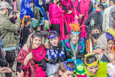 BIRIR, PAKISTAN - 15 Ekim 2023: Birir Vadisi, Hayber Pakhtunkhwa, Pakistan 'daki Phool sonbahar festivalinde geleneksel kostümler giyen ve dans eden Kalaşlı kadınlar