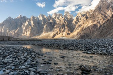 Pakistan 'ın Gilgit-Baltistan bölgesinde, Passu (Katedral) konilerinin altındaki Hunza Nehri